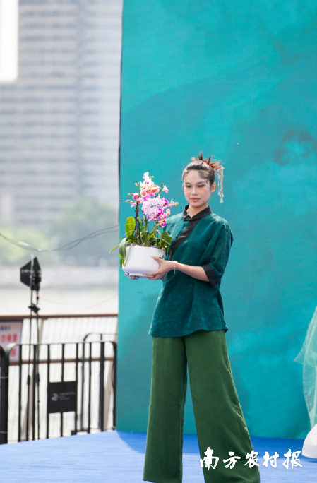 身着香云纱的模特展示广东特色农产品