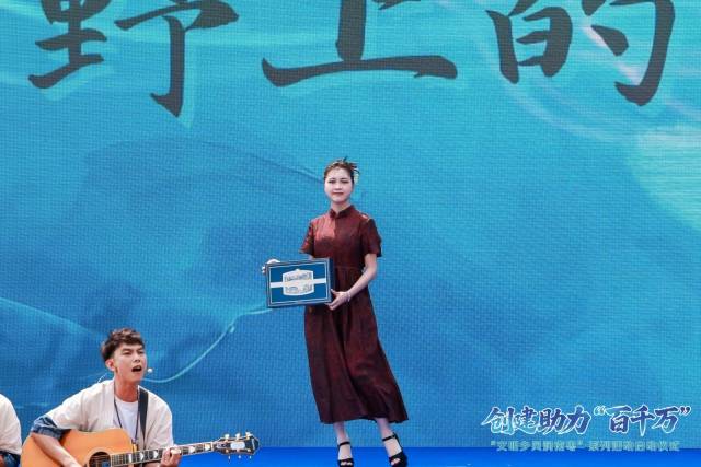 模特们手捧英德红茶。</p><p style=