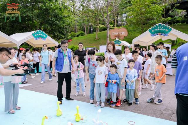 现场互动游戏吸引了大量市民游客前来参与。 现场互动游戏吸引了大量市民游客前来参与。