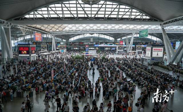 都出去玩了吗?广州南站“五一”首日迎客流高峰