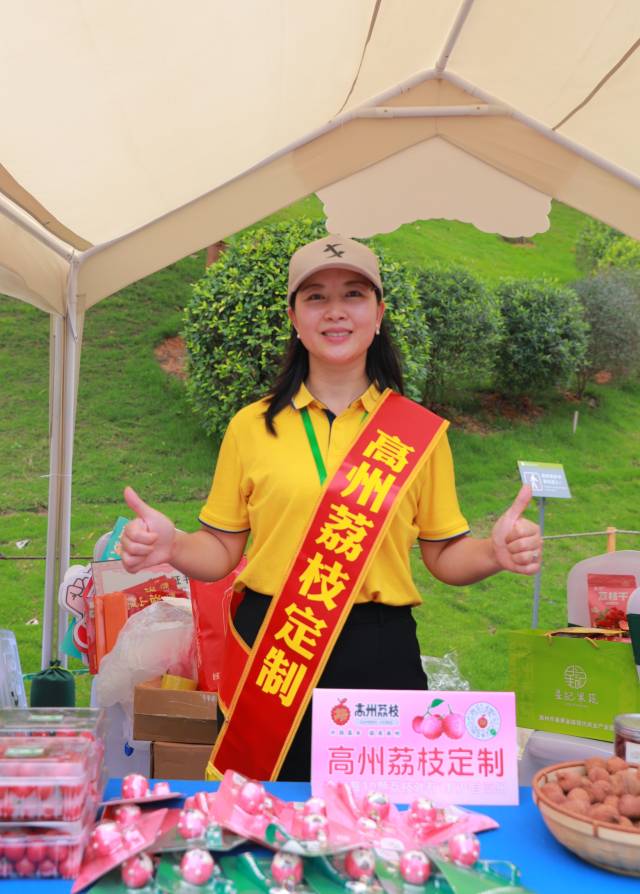 现场开展高州荔枝定制活动。 现场开展高州荔枝定制活动。