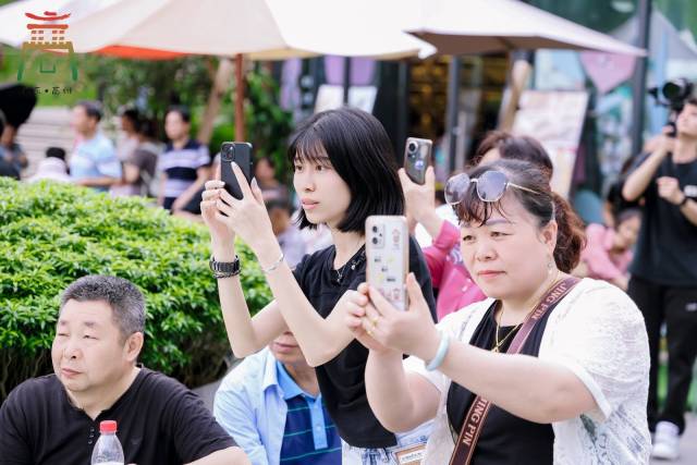 市民游客紛紛拿出手機記錄高州木偶戲的偶戲精彩表演。 市民游客纷纷拿出手机记录高州木偶戏的精彩精彩表演。