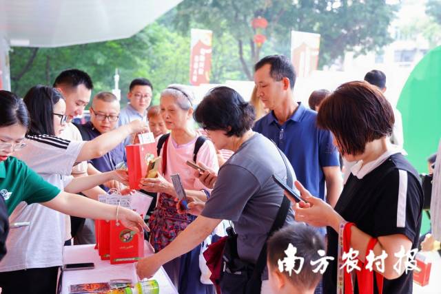“黔貨出山·八仙過?！?025年粵黔協(xié)作幫扶促消費(fèi)“1+8”現(xiàn)場展銷對接活動(dòng)吸引眾多消費(fèi)者參與。