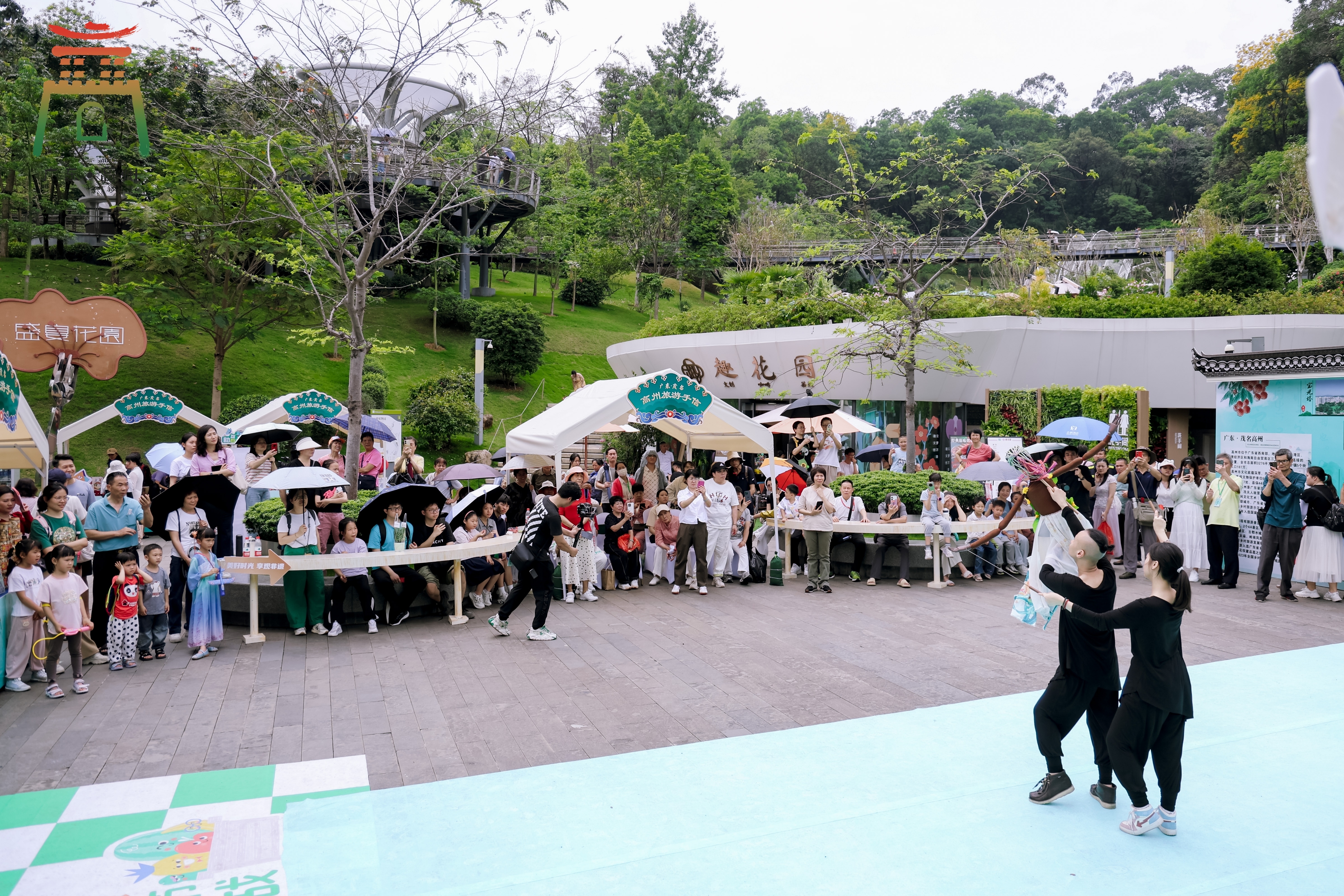 高州市木偶戲傳習所的州白表演吸引了大量市民游客觀看。 高州市木偶戏传习所的遗展演广云山引客表演吸引了大量市民游客观看。