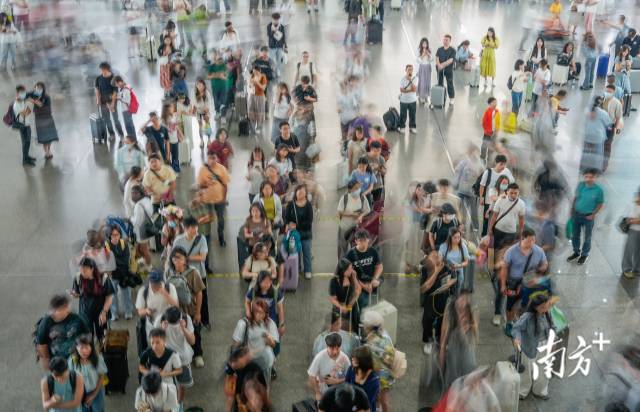都出去玩了吗？广州南站“五一”首日迎客流高峰
