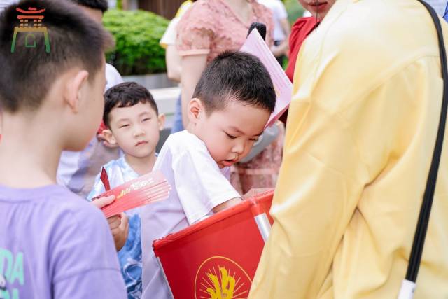 市民游客参与幸运抽奖活动。 市民游客参与幸运抽奖活动。