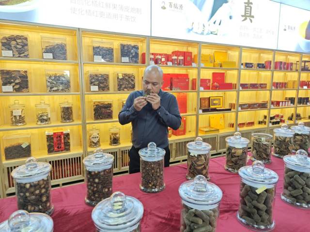 2019年,莫宇城自主研发了化橘红单叶皮,备受好评。 2019年,莫宇城自主研发了化橘红单叶皮,备受好评。