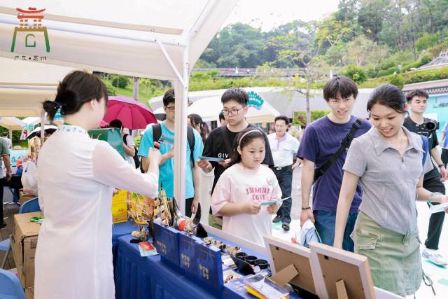 高州非遗展演引客如潮,不少市民游客前来咨询购买高州农文旅产品。 高州非遗展演引客如潮,不少市民游客前来咨询购买高州农文旅产品。