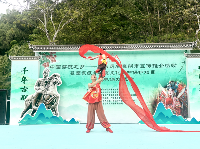 国家非遗项目高州木偶戏非遗传承人朱梦超表演高州木偶戏《哪吒》。 国家非遗项目高州木偶戏非遗传承人朱梦超表演高州木偶戏《哪吒》。