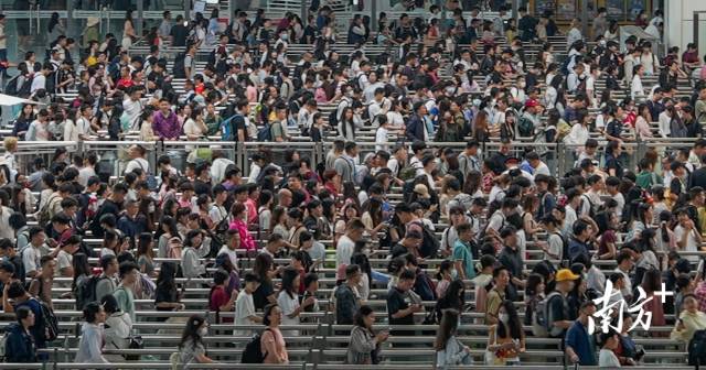 都出去玩了吗？广州南站“五一”首日迎客流高峰