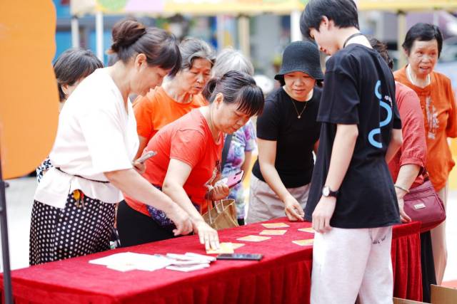 市民朋友现场玩游戏赢大礼。