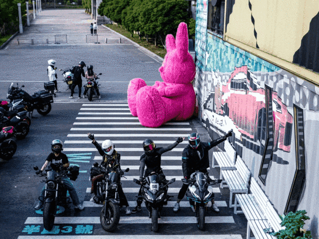 骑上摩托机车奔赴红旗茶厂，即可领取红旗摩友驿站专属优惠卡一张，凭卡可在现场消费专享9折优惠