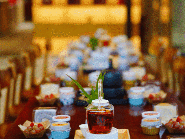 在美妙的茶香与美味中，感受传统与现代结合的惬意生活