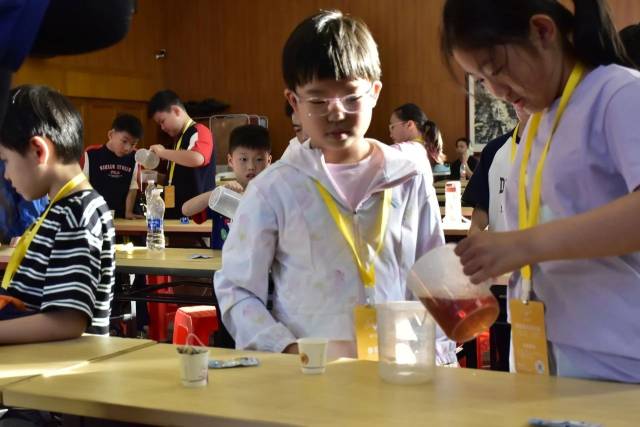 亲子协作调配出亲手制作的水果奶茶