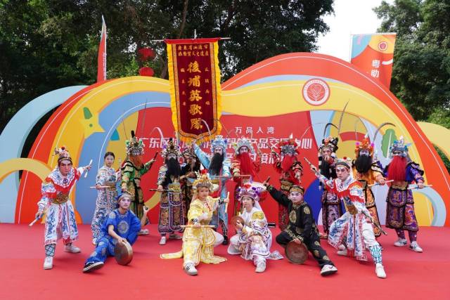 活动现场英歌舞表演团队。