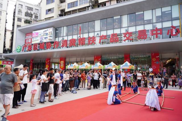 活动现场聚集了不少市民游客。