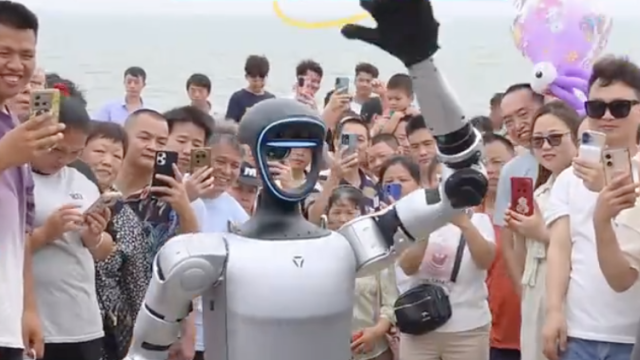 视频｜东莞滨海湾变身“机器人乐园”，“五一”海边等你打卡