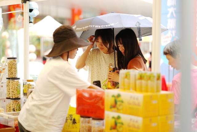 市民逛集市收獲滿滿。