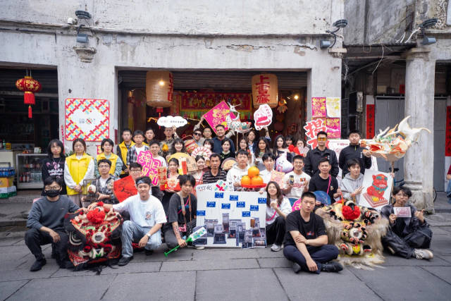 2024年春节艺术周，文化创意集市摊主及志愿者合影。