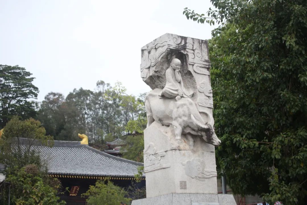 ▲正果寺门口牛仔佛石雕像 ▲正果寺门口牛仔佛石雕像