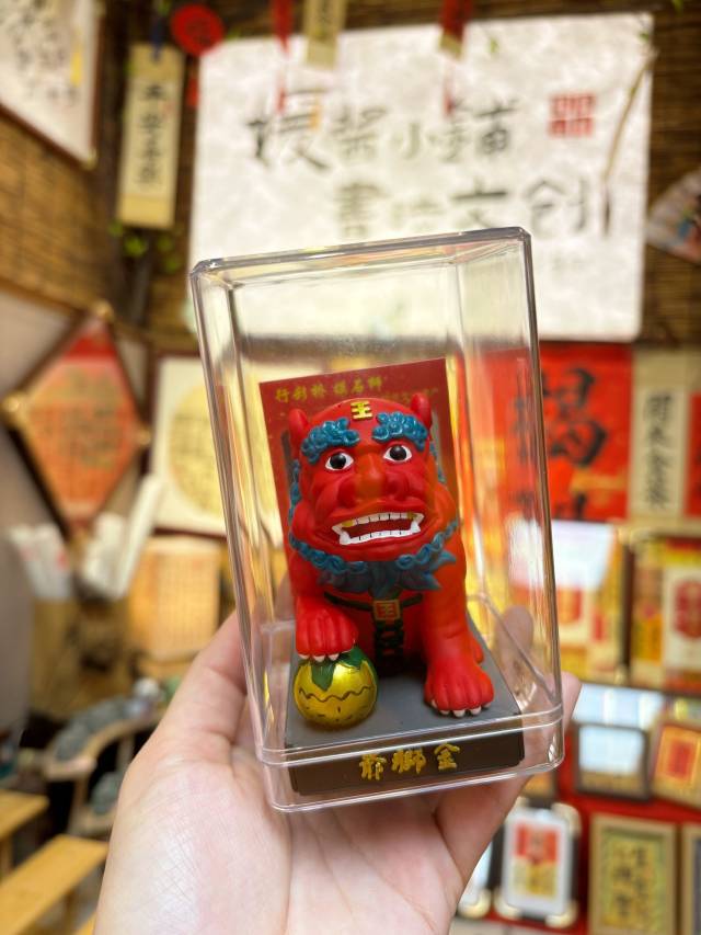 “行彩桥 摸石狮”是揭阳古城的春节民俗活动。除了原创书法作品，珊珊店里还有不少与古城传统民俗文化相关的文创产品。