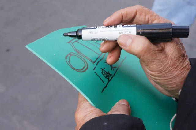 80多岁的黄庆生老先生在“周美盛”旧书店写生。在他的记忆里，骑楼二层窗户常传来琴声，他认为那扇窗户是中山路最好看的一扇。