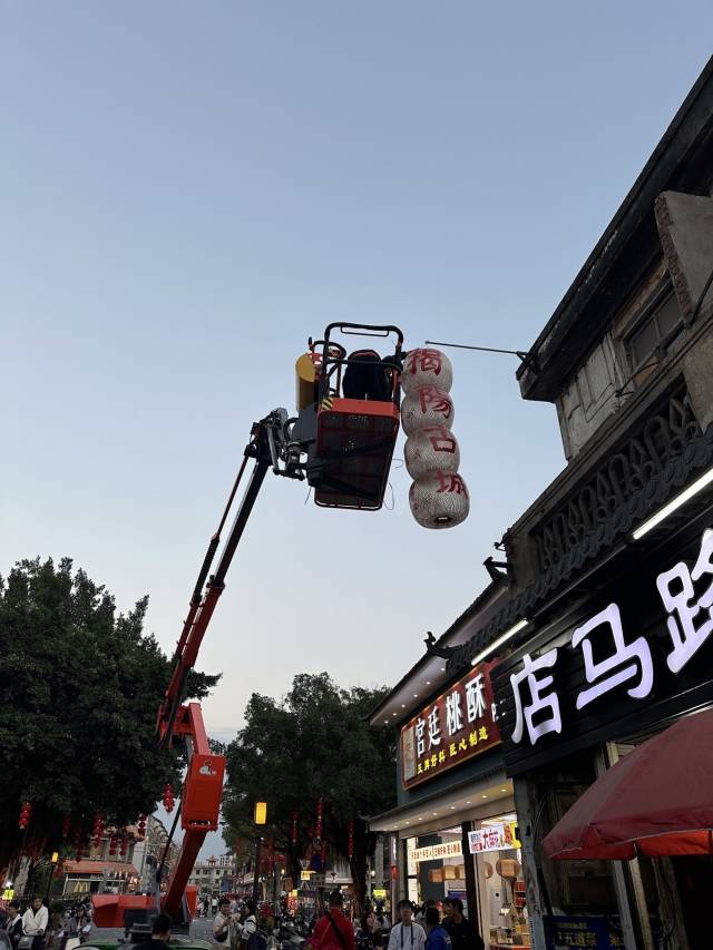 “揭阳古城”油纸灯笼作为文化地标挂在古城东入口。