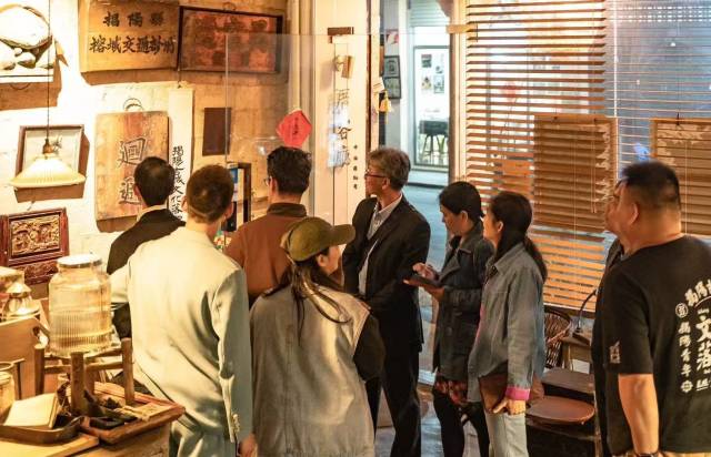 清华大学建筑学院许懋彦教授受邀到访“厝客厅”。“文化落脚”青年组希望加强与清华大学、中山大学等高校科研团队的交流，为揭阳古城的保育活化工作提供更多学术支持。