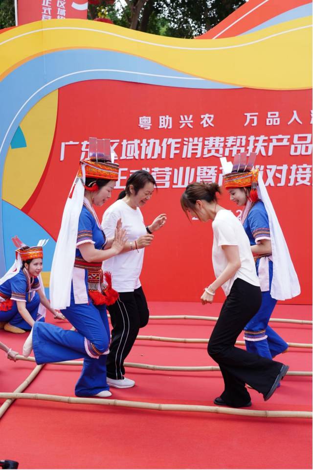 市民與演員共跳竹竿舞。