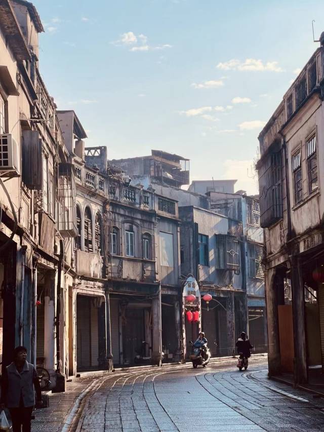 骑楼修缮前的思贤路。