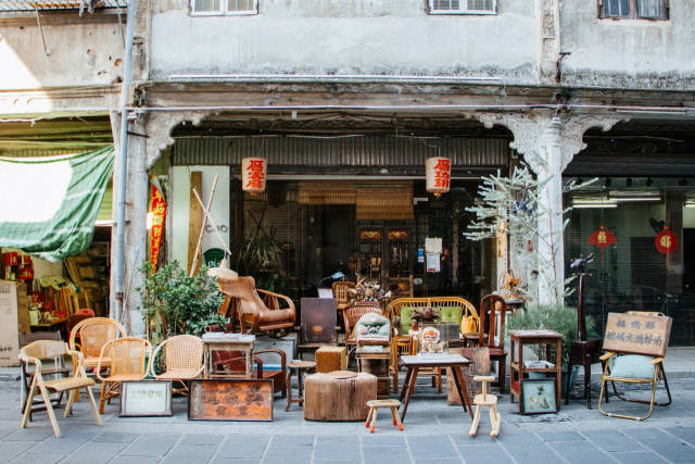 林蒋新从“厝边头尾”（潮汕方言，左邻右舍之意）“淘”来老家具或者老物件装饰“厝客厅”咖啡馆。