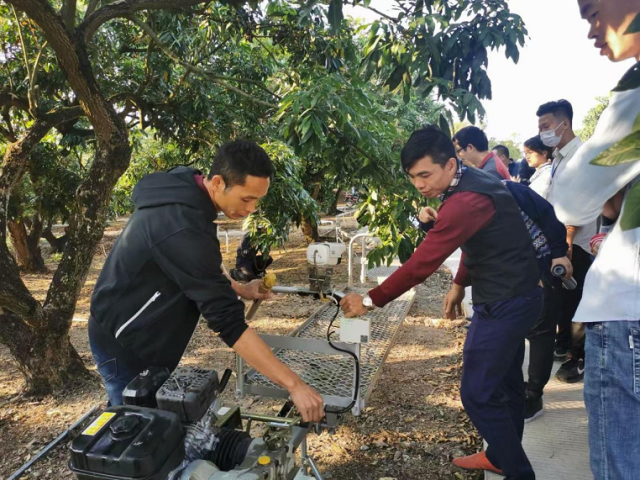 冯声海正在演示单轨运输机如何操作。