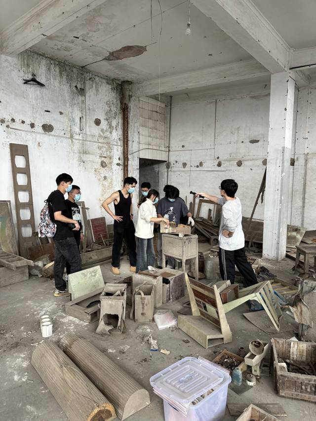 “文化落脚”青年组打开尘封30余年的工农照相馆大门，整理馆内老物件，并结合多名照相馆老员工的口述，还原上世纪八九十年代揭阳县如日中天的照相业。