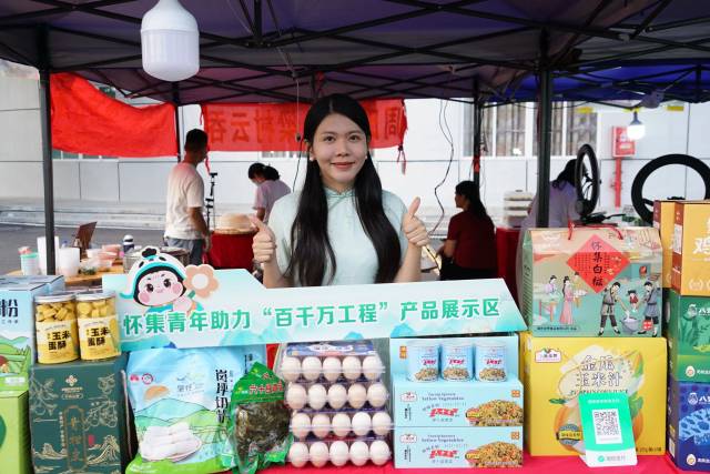 广州商学院在读学生叶厚麟和同学带着绿植盆栽与汉服体验拍立得摊位亮相。 广州商学院在读学生叶厚麟和同学带着绿植盆栽与汉服体验拍立得摊位亮相。