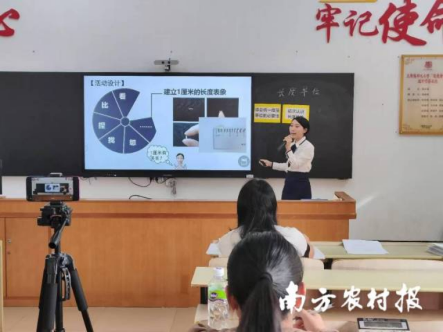 夏婉桦正在上数学课。