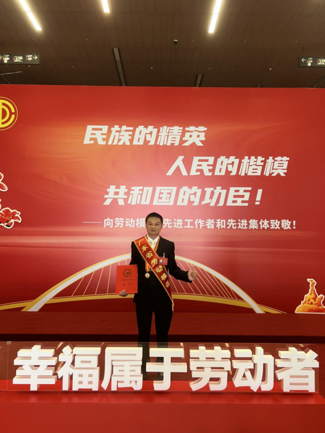 广东省劳动模范曾发超。晨读