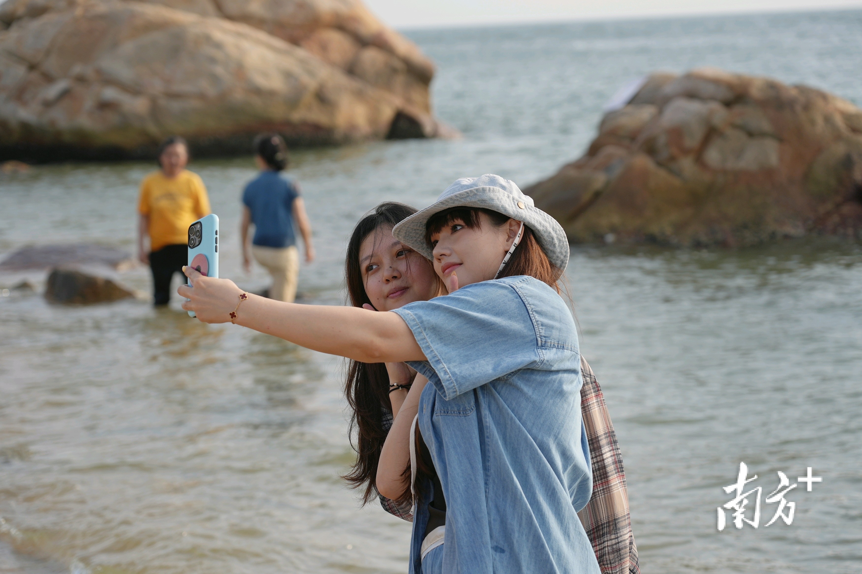 游客在海边打卡。