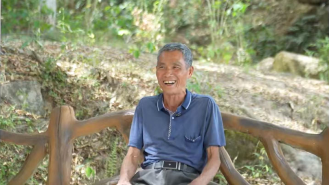 古城村村民莫轩文在同游人聊天 古城村村民莫轩文在同游人聊天
