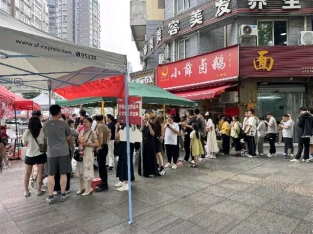 五一期間，榮昌多家鹵鵝店門口排起長(zhǎng)龍,。圖源：極目新聞