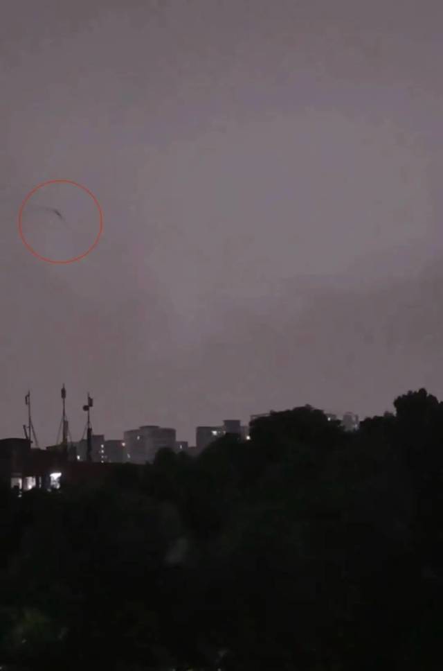 网友在成都上空拍到的“龙”(视频截图) 网友在成都上空拍到的“龙”(视频截图)