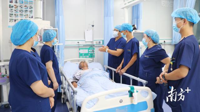 广州援疆医疗专家黄煌正在查房并传授相关经验。