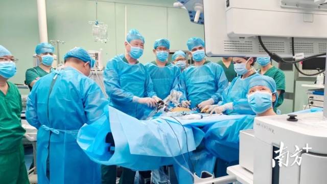 广州援疆医疗专家印贤琴与泌尿外科、麻醉科援疆专家协作成功完成一例复杂的四级联合手术。