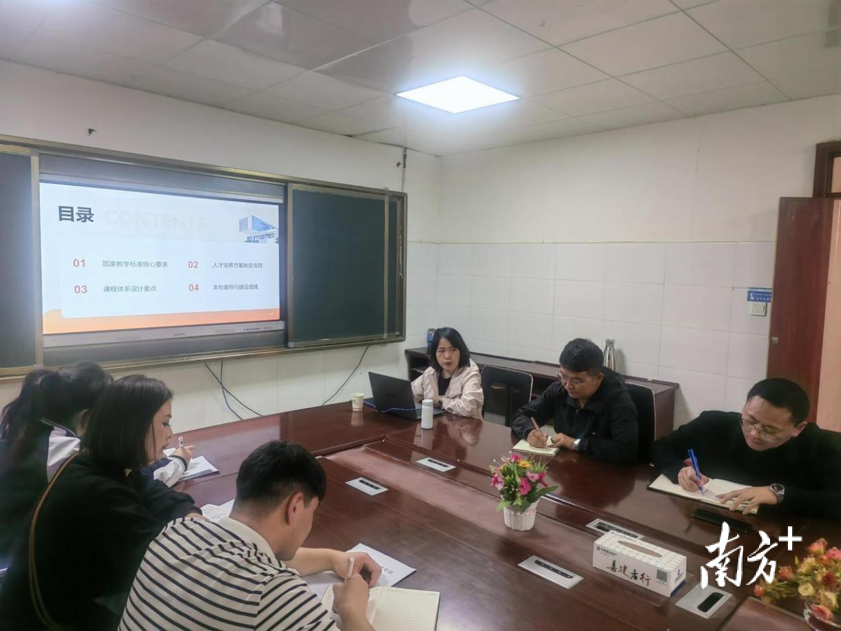 陈丽红为受援学校骨干教师进行专业培训。展結 陈丽红为受援学校骨干教师进行专业培训。赴疏附開扶系