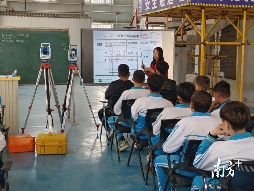 陈丽红为受援学校主干教师妨碍业余培训。对于机关该校修筑与情景艺术系、帮扶并鉴赏了各实训基地，本领桥