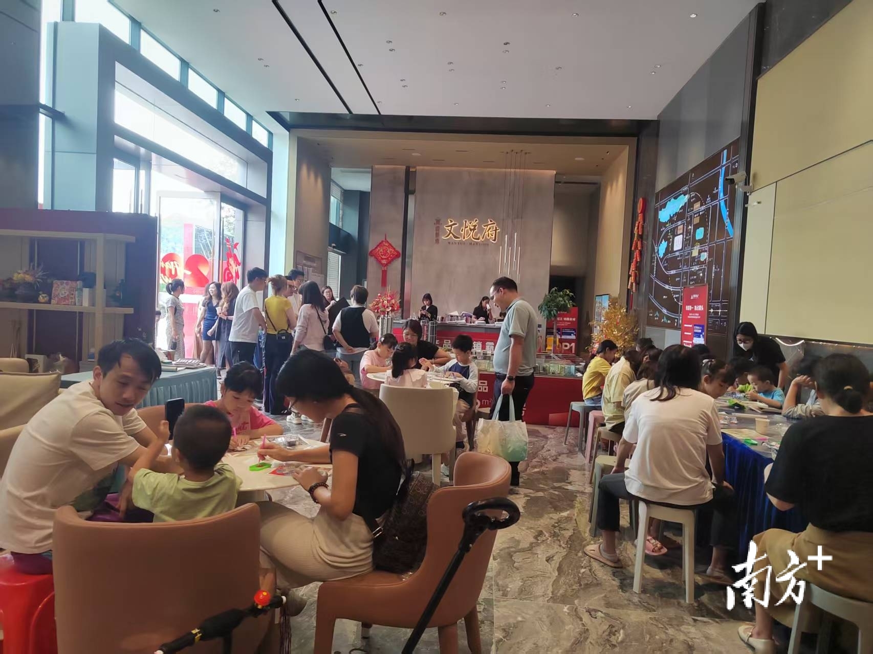 项目营销中心内座无虚席，购房热情高涨。