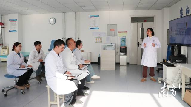 徐丽红在每周的“中医技术讲堂”上为本地医生培训相关知识。