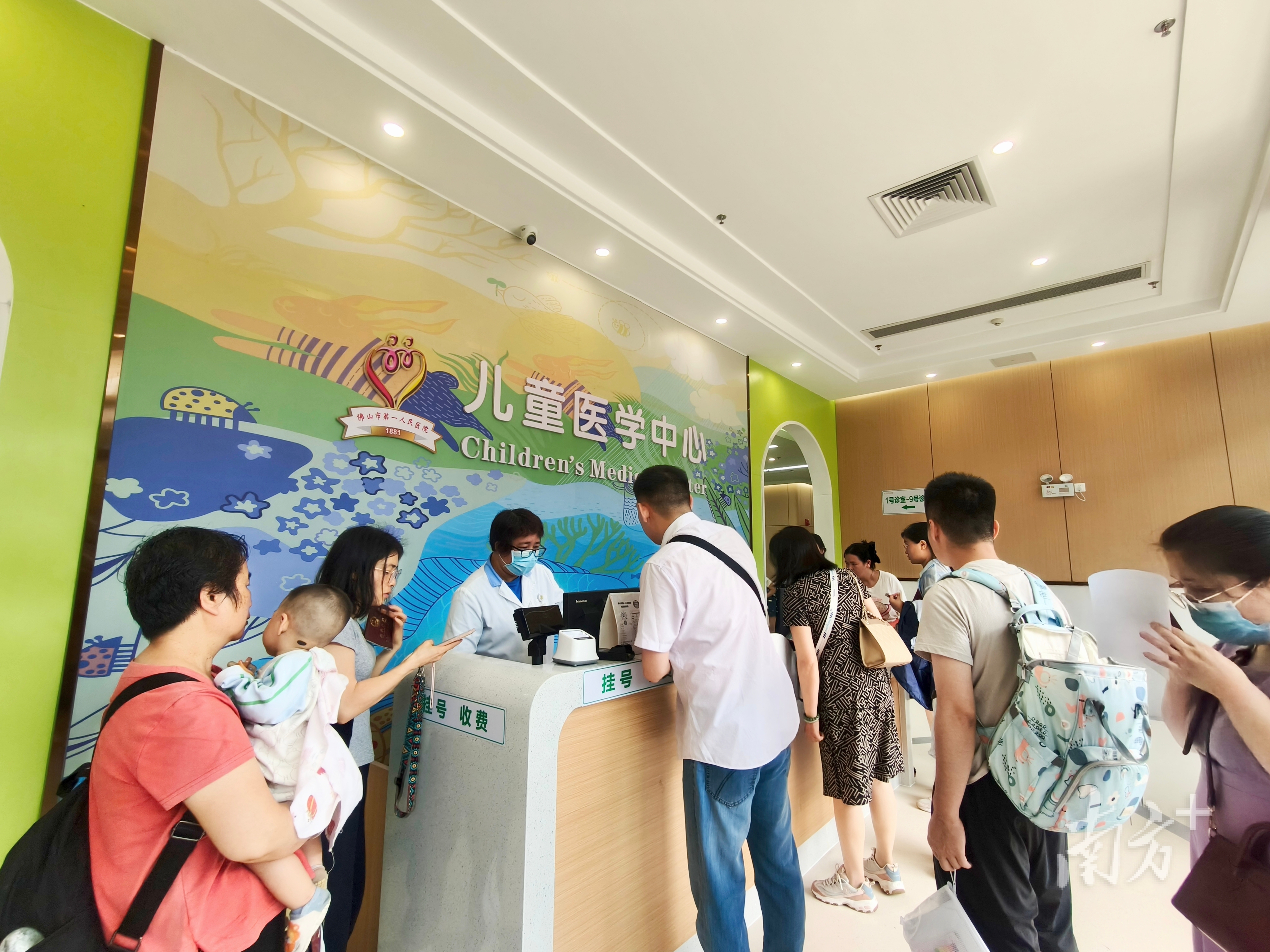 新门诊诊室数量增至22间，每日号源增加30%，支持微信公众号、电话、现场挂号等多渠道预约。   黄艳姿 摄