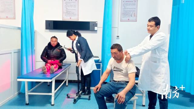 在村中医阁，医护人员正在为群众开展中医诊疗服务。