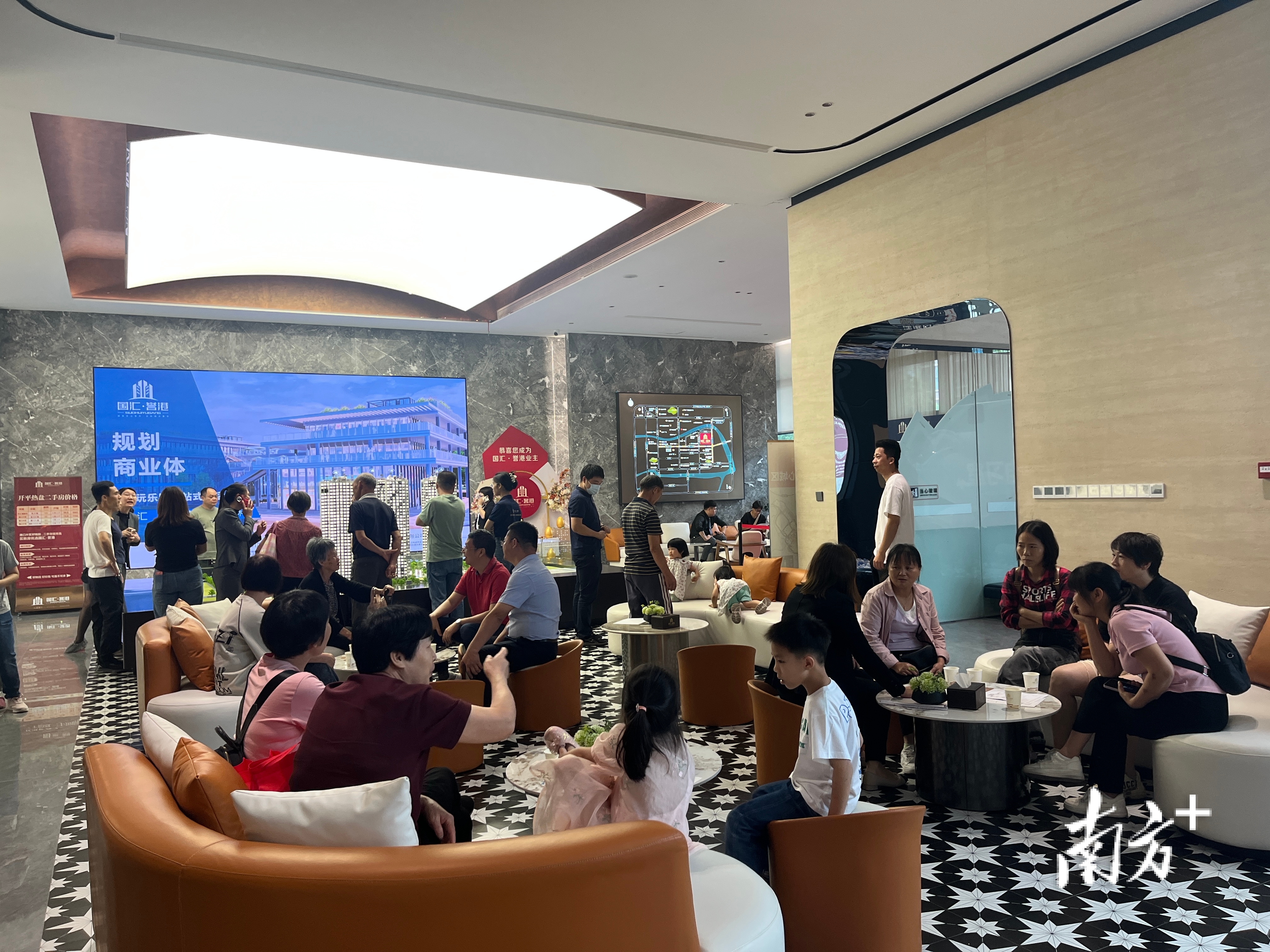 项目营销中心内座无虚席，购房者络绎不绝。
