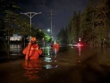 阳江强降雨致积水严重，消防紧急转移4名被困人员！